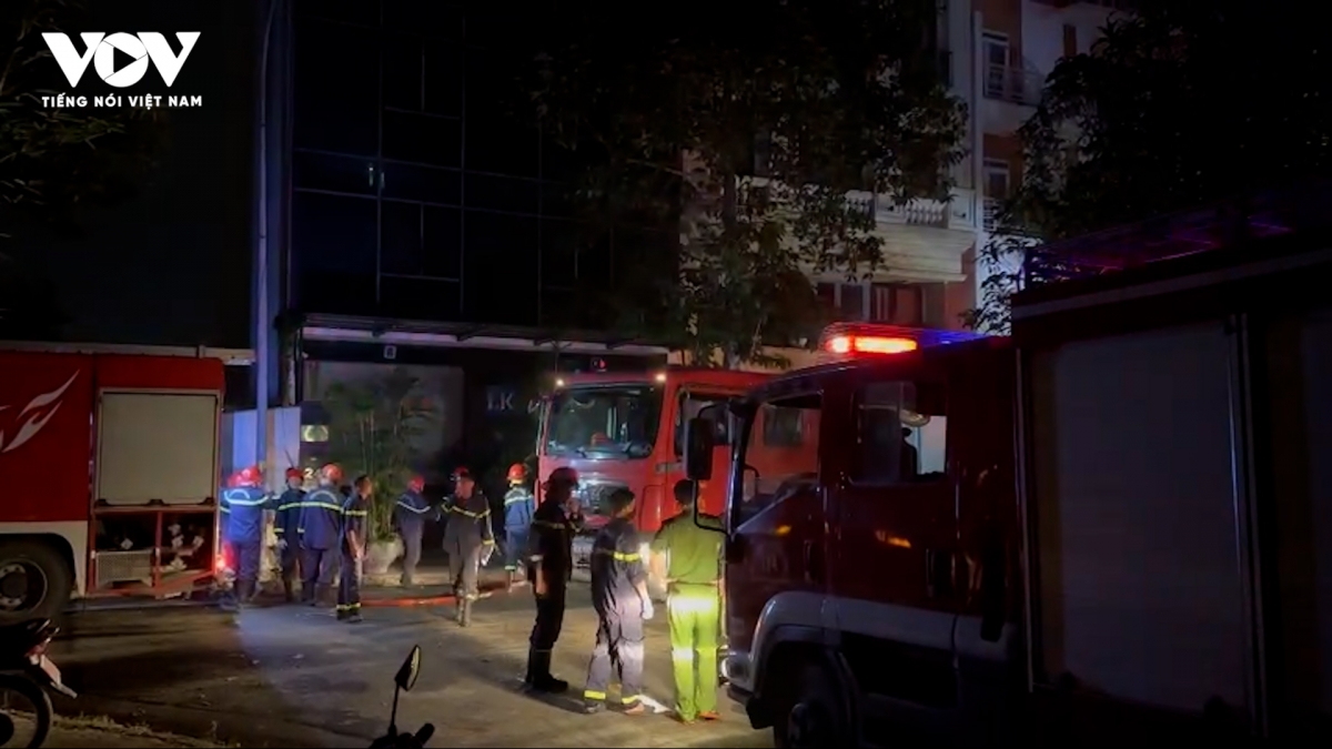 Cháy nhà cao tầng trong khu dân cư ở TP. HCM, nhiều người hoảng loạn tháo chạy